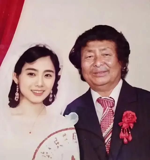 米乐M6：“妈你当年咋看上我爸的？”网友晒出爸妈结婚照笑的人脸疼(图10)
