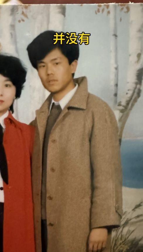 米乐M6：“妈你当年咋看上我爸的？”网友晒出爸妈结婚照笑的人脸疼(图2)