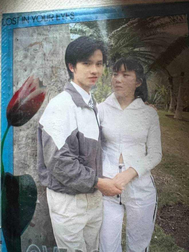 米乐M6：“妈你当年咋看上我爸的？”网友晒出爸妈结婚照笑的人脸疼(图8)