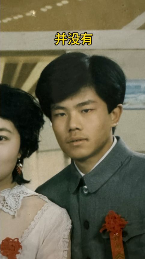 米乐M6：“妈你当年咋看上我爸的？”网友晒出爸妈结婚照笑的人脸疼(图3)
