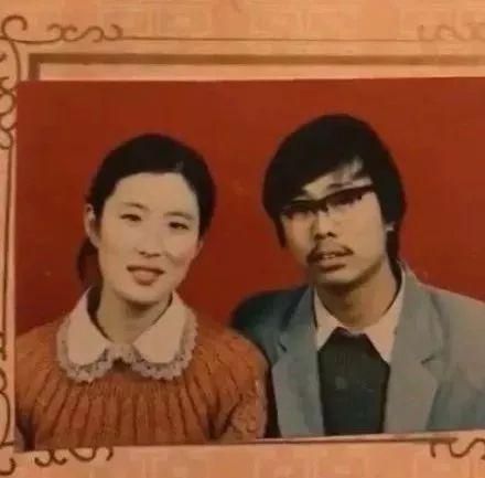 米乐M6：“妈你当年咋看上我爸的？”网友晒出爸妈结婚照笑的人脸疼(图9)