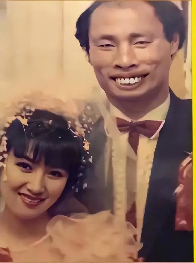 米乐M6：“妈你当年咋看上我爸的？”网友晒出爸妈结婚照笑的人脸疼(图5)
