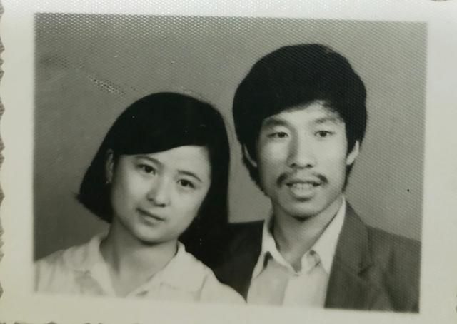 米乐M6：“妈你当年咋看上我爸的？”网友晒出爸妈结婚照笑的人脸疼(图12)