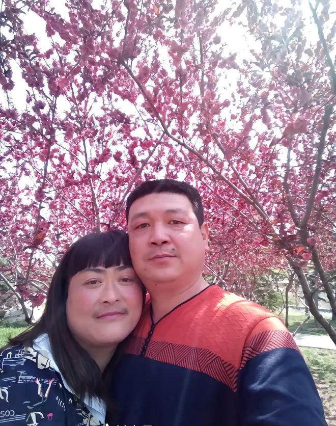 米乐M6：“妈你当年咋看上我爸的？”网友晒出爸妈结婚照笑的人脸疼(图17)