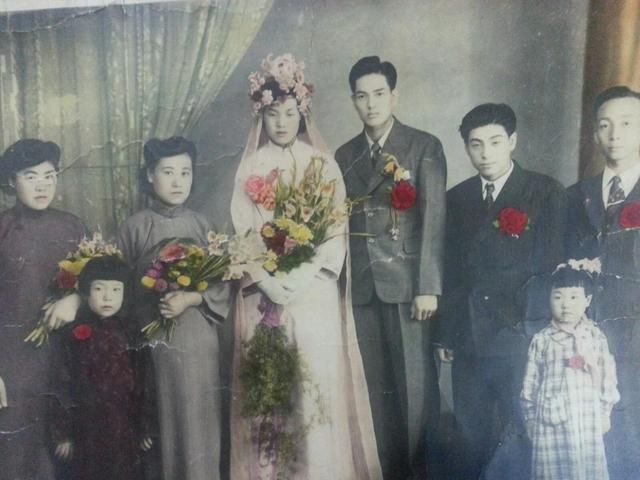 米乐M6：“妈你当年咋看上我爸的？”网友晒出爸妈结婚照笑的人脸疼(图16)