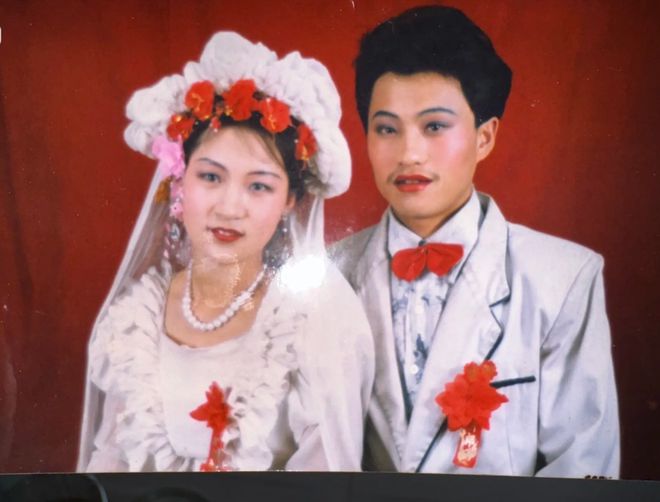米乐M6：“妈你当年咋看上我爸的？”网友晒出爸妈结婚照笑的人脸疼(图13)