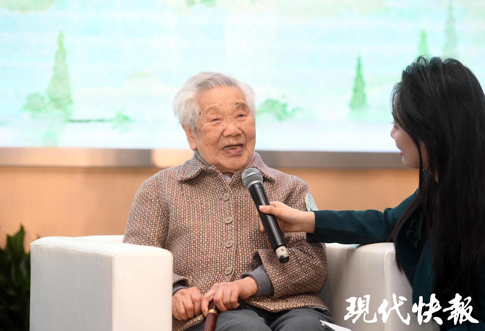 米乐M6：百岁老人捐赠英烈母亲结婚证、结婚照(图2)