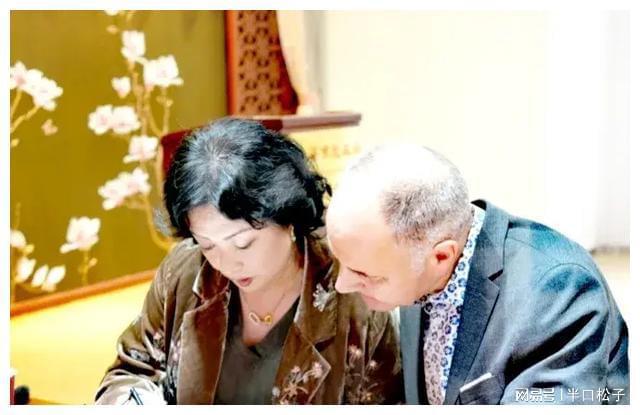 米乐M6：57岁金星宣布再结婚又嫁外国人晒结婚照很般配曾娶美国老(图4)