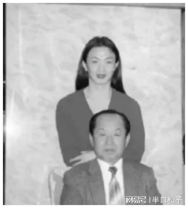 米乐M6：57岁金星宣布再结婚又嫁外国人晒结婚照很般配曾娶美国老(图18)