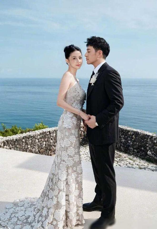 米乐M6：恭喜！官宣结婚3年后43岁潘玮柏首次晒结婚照谢谢大家女方(图2)