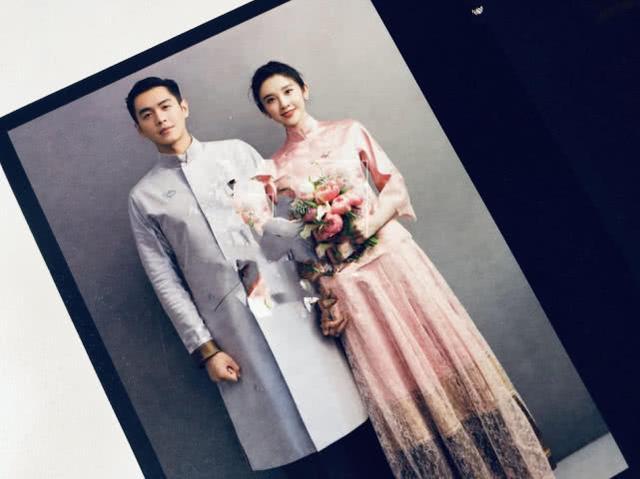 米乐M6平台：张若昀唐艺昕婚纱照流出设计师晒婚纱照细节祝福伴手礼超浪漫(图4)