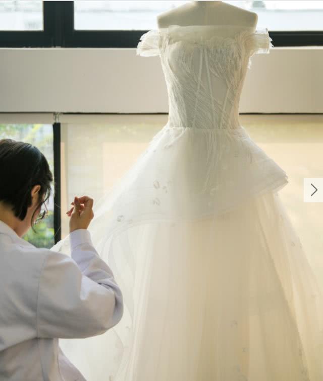 米乐M6平台：张若昀唐艺昕婚纱照流出设计师晒婚纱照细节祝福伴手礼超浪漫(图2)