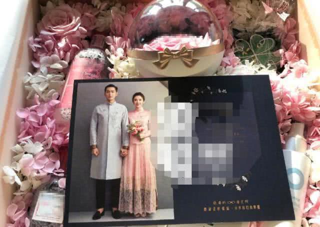 米乐M6平台：张若昀唐艺昕婚纱照流出设计师晒婚纱照细节祝福伴手礼超浪漫(图5)