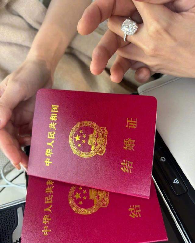 米乐M6：汪小菲与Mandy晒结婚照：新篇章的开启爱情的甜蜜见证(图1)