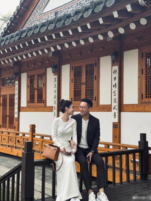 米乐M6：汪小菲与Mandy晒结婚照：新篇章的开启爱情的甜蜜见证(图2)