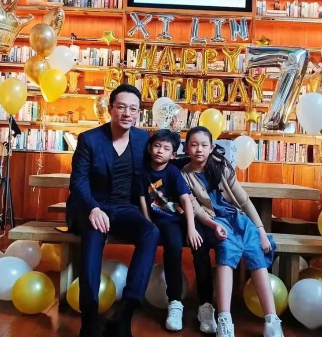 米乐M6：汪小菲与Mandy晒结婚照：新篇章的开启爱情的甜蜜见证(图3)