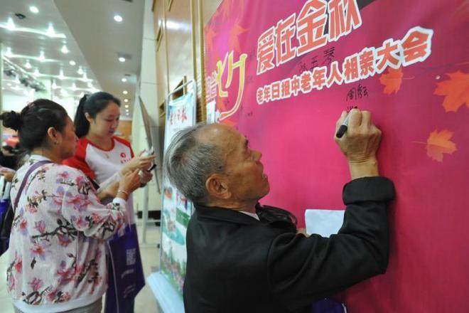 米乐M6平台：回顾77岁教授一生未娶提择偶标准后婚介表示：您还是打光棍吧(图11)