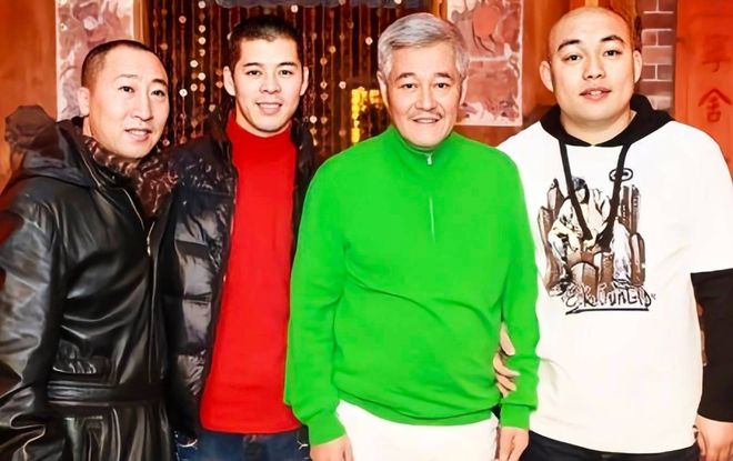 米乐M6：赵本山徒孙张尧官宣婚讯结婚照曝光很般配父亲张小光离世八年(图3)