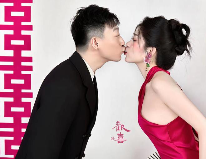 米乐M6：赵本山徒孙张尧官宣婚讯结婚照曝光很般配父亲张小光离世八年(图5)