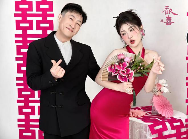 米乐M6：赵本山徒孙张尧官宣婚讯结婚照曝光很般配父亲张小光离世八年(图9)
