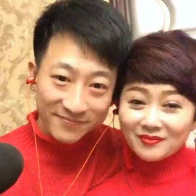 米乐M6：赵本山徒孙张尧官宣婚讯结婚照曝光很般配父亲张小光离世八年(图15)