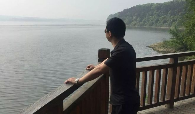 宜宾已婚男子谎称单身去婚介机构相亲被曝光！平台方回应…(图2)