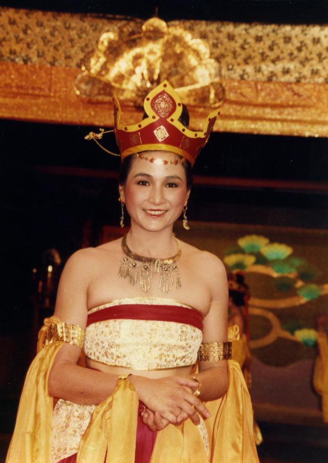 米乐M6：郑佩佩和前夫原文通结婚照：怀孕8次不后悔净身搬出前夫豪宅(图10)