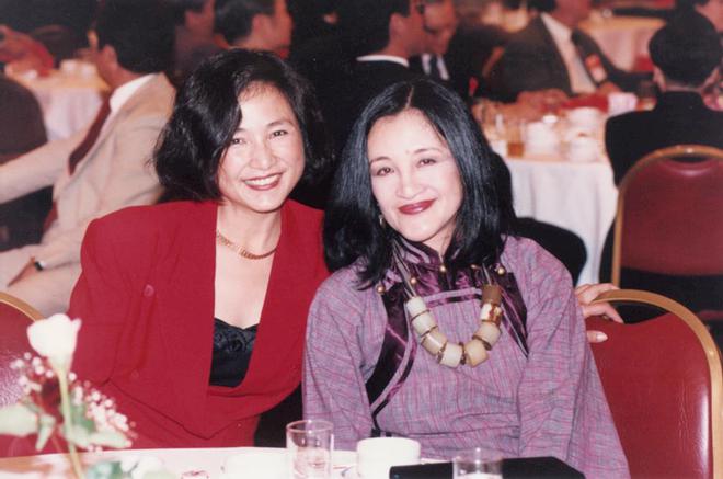 米乐M6：郑佩佩和前夫原文通结婚照：怀孕8次不后悔净身搬出前夫豪宅(图2)