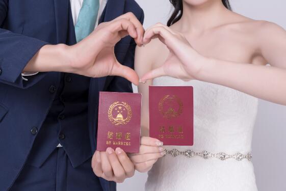 米乐M6：2021结婚登记照片穿着要求照结婚证照片穿衣有什么要求(图2)