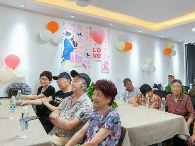 制作巧果、拍摄婚纱照……他们这样过“七夕”(图4)