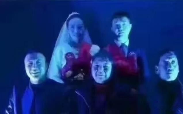 “最失败结婚照”走红张张都是“翻车现场”网友：笑出鹅叫(图2)