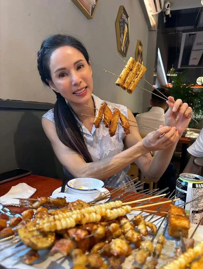 罕见！姑姑李若彤自爆结婚照！丈夫出轨、中年失业？原来是……(图11)