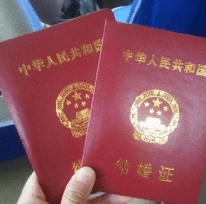 最“尴尬结婚证”当摄像头下移时网友表示：这是真爱(图1)