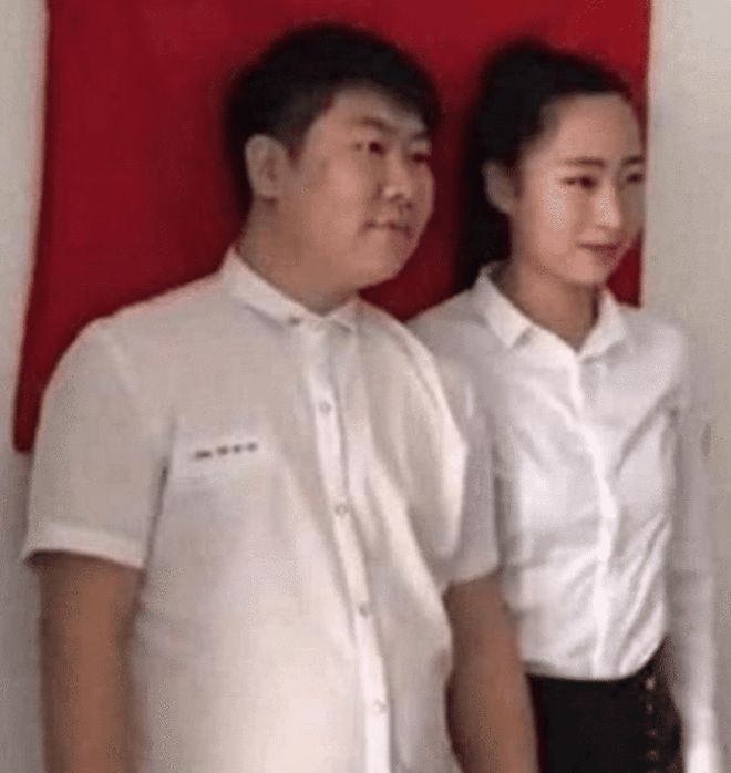 最“尴尬结婚证”当摄像头下移时网友表示：这是真爱(图2)