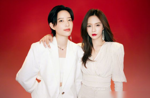 米乐M6：沈梦辰晒红底正装合照喜气洋洋网友吐槽：第一眼以为结婚了(图2)