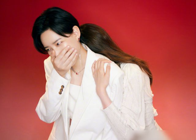 米乐M6：沈梦辰晒红底正装合照喜气洋洋网友吐槽：第一眼以为结婚了(图6)
