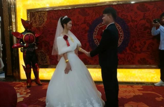 网友分享JOJO结婚照和旁边的一比太亮眼了羡慕这对新人(图3)