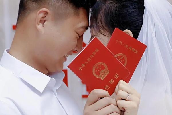 米乐M6：结婚证照片是贴上去的还是印上去的结婚证照片要几张(图2)