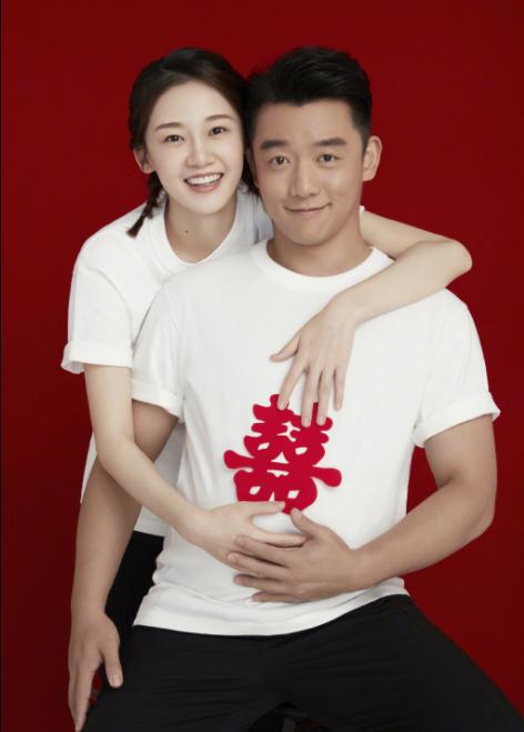 郑恺苗苗结婚证全身照流出牵手露牙笑超般配苗苗肚子凸起明显(图6)
