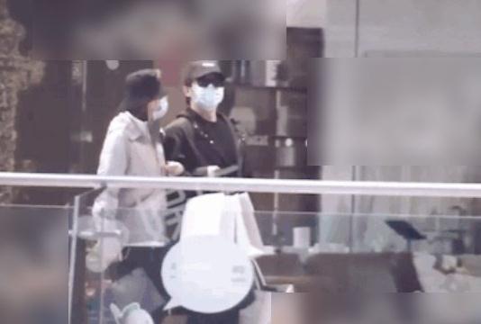 郑恺苗苗结婚证全身照流出牵手露牙笑超般配苗苗肚子凸起明显(图10)