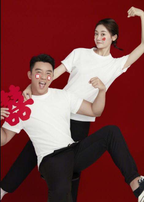 郑恺苗苗结婚证全身照流出牵手露牙笑超般配苗苗肚子凸起明显(图7)