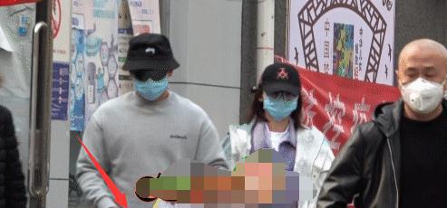 郑恺苗苗结婚证全身照流出牵手露牙笑超般配苗苗肚子凸起明显(图9)