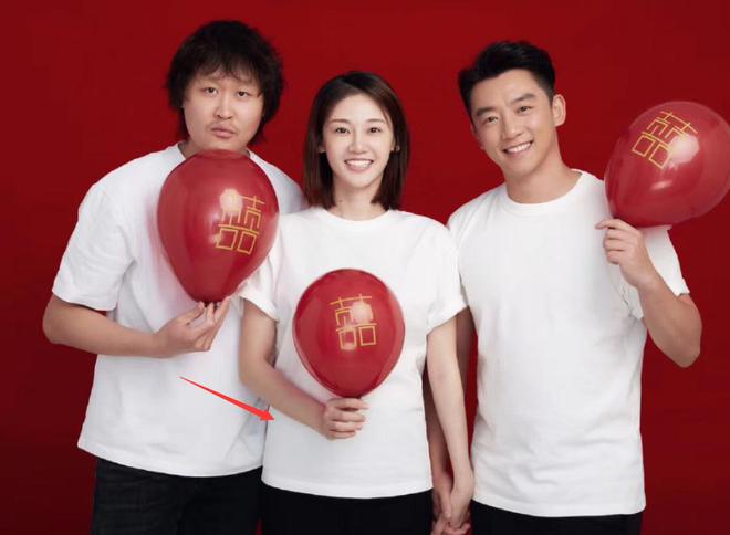 郑恺苗苗结婚证全身照流出牵手露牙笑超般配苗苗肚子凸起明显(图12)