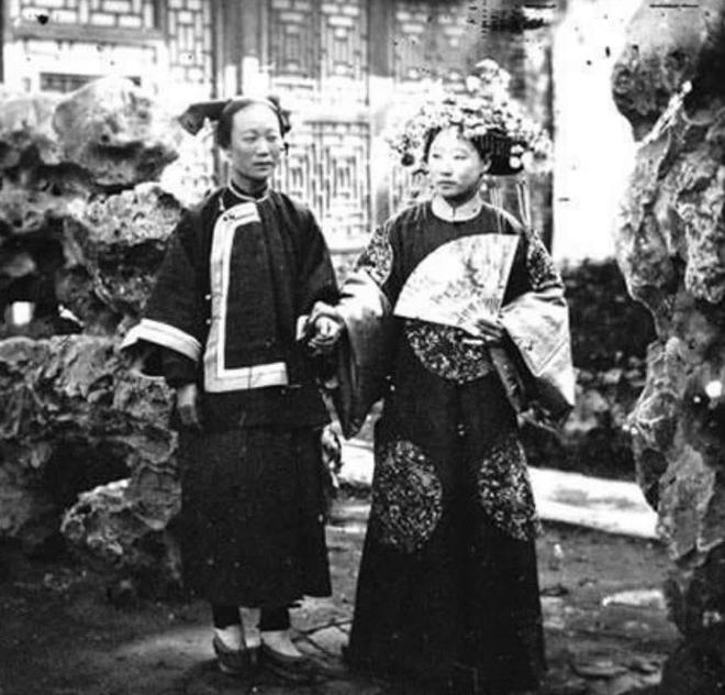 米乐M6：晚清百姓结婚老照片：新娘穿凤冠霞帔戴竹篓出嫁新郎一脸茫然！(图3)