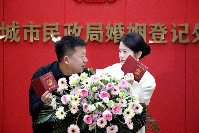 米乐M6平台：永城：“情人节”婚姻登记迎小高峰(图2)