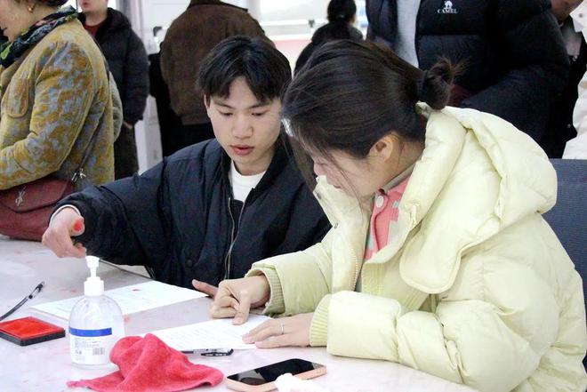 米乐M6平台：永城：“情人节”婚姻登记迎小高峰(图4)