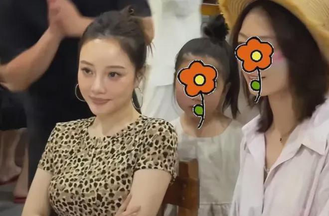 李小璐无滤镜真实面貌被拍穿搭尽显疲惫状态粉丝：不敢认！(图2)