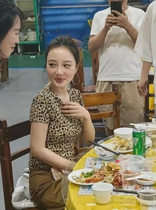 李小璐无滤镜真实面貌被拍穿搭尽显疲惫状态粉丝：不敢认！(图1)