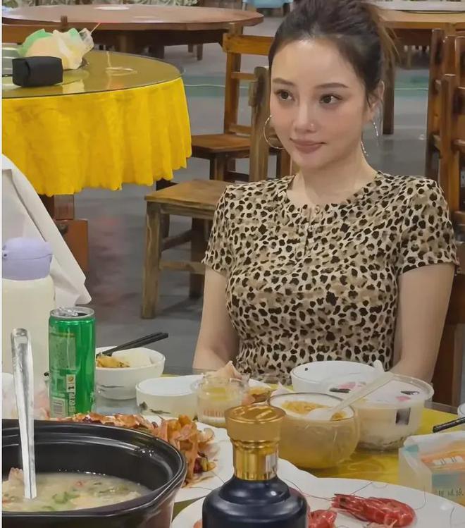 李小璐无滤镜真实面貌被拍穿搭尽显疲惫状态粉丝：不敢认！(图3)