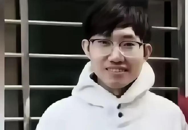 米乐M6平台：DeepSeek创始人梁文锋罕见张片和他的亲笔签名他的字写得咋样(图3)